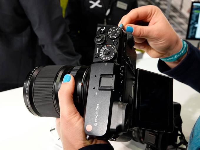 Fujifilm GFX 50R - máy ảnh medium-format 'giá rẻ' dáng cổ điển