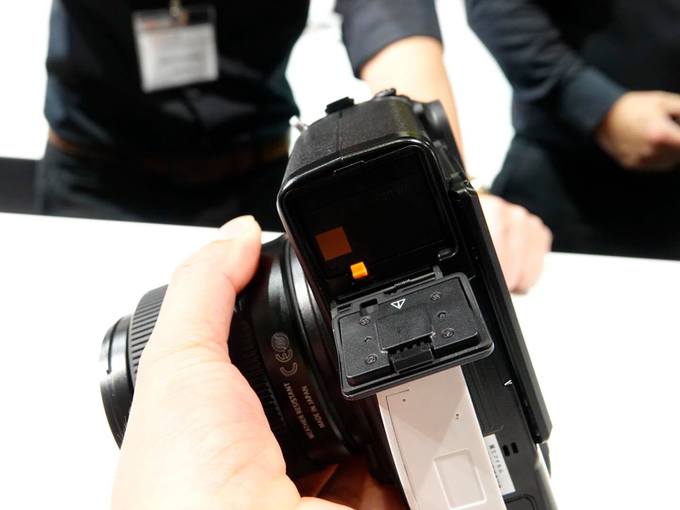 Fujifilm GFX 50R - máy ảnh medium-format 'giá rẻ' dáng cổ điển