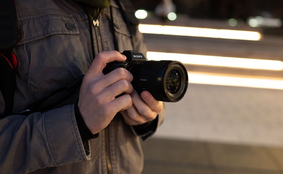 The FE 35mm f/1.4 GM is a perfect match for a7-series cameras and creates a compact and versatile system.