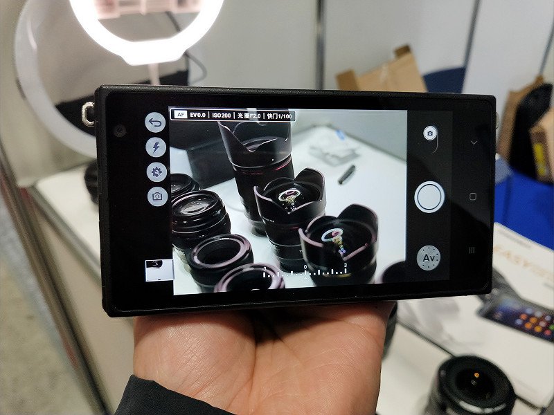 Đang tải Yongnuo-YN450-4G-mirrorless-camera5.jpg&hellip;