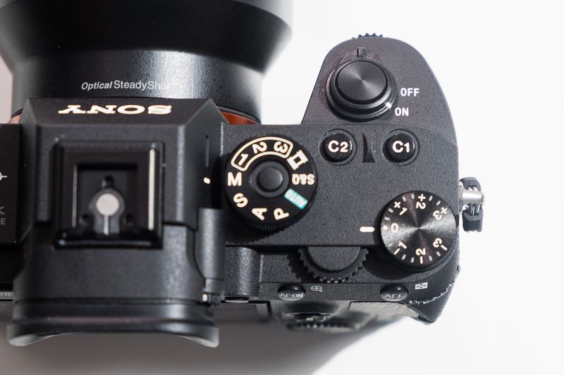Sony A7R III, viên đạn nhắm đến ngôi vương Full-frame của Canon