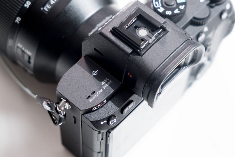 Sony A7R III, viên đạn nhắm đến ngôi vương Full-frame của Canon
