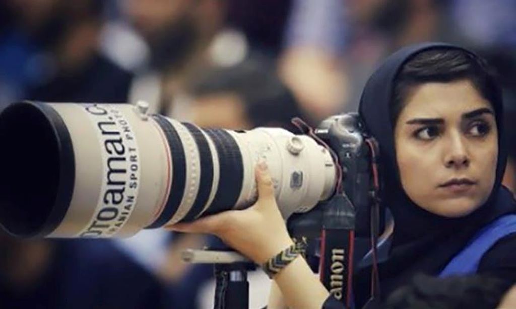 Nữ nhiếp ảnh gia Iran bị cấm vào sân vận động, phải lên nóc nhà chụp ảnh bóng đá ảnh 1