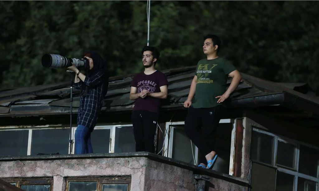 Nữ nhiếp ảnh gia Iran bị cấm vào sân vận động, phải lên nóc nhà chụp ảnh bóng đá ảnh 2