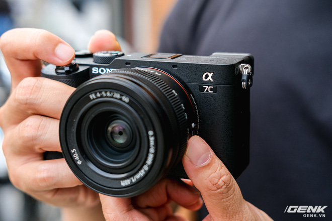 Trên tay chiếc máy ảnh Full Frame nhỏ nhất của Sony tại Việt Nam: Đẹp, nhẹ và mạnh mẽ - Ảnh 1.