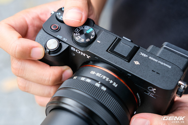 Trên tay chiếc máy ảnh Full Frame nhỏ nhất của Sony tại Việt Nam: Đẹp, nhẹ và mạnh mẽ - Ảnh 3.
