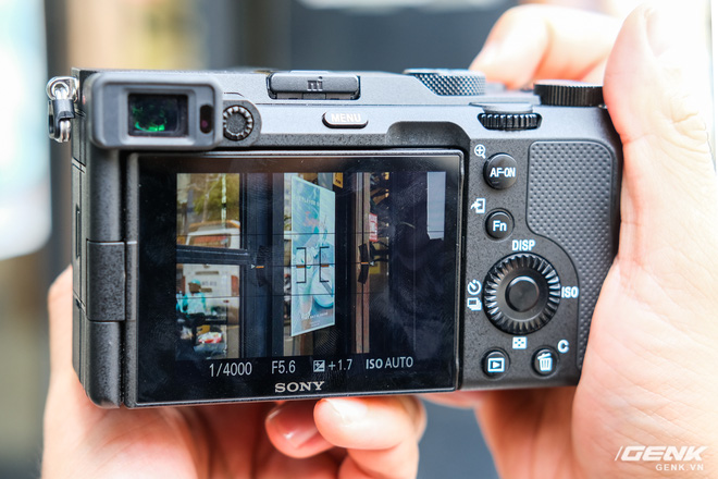Trên tay chiếc máy ảnh Full Frame nhỏ nhất của Sony tại Việt Nam: Đẹp, nhẹ và mạnh mẽ - Ảnh 4.