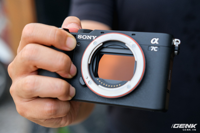Trên tay chiếc máy ảnh Full Frame nhỏ nhất của Sony tại Việt Nam: Đẹp, nhẹ và mạnh mẽ - Ảnh 7.