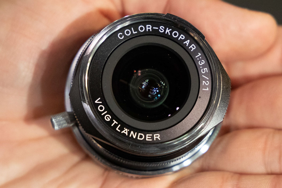 Đang tải Voigtländer-Color-Skopar-21mm-f3.5-lens-for-Leica-M-mount1.jpg…