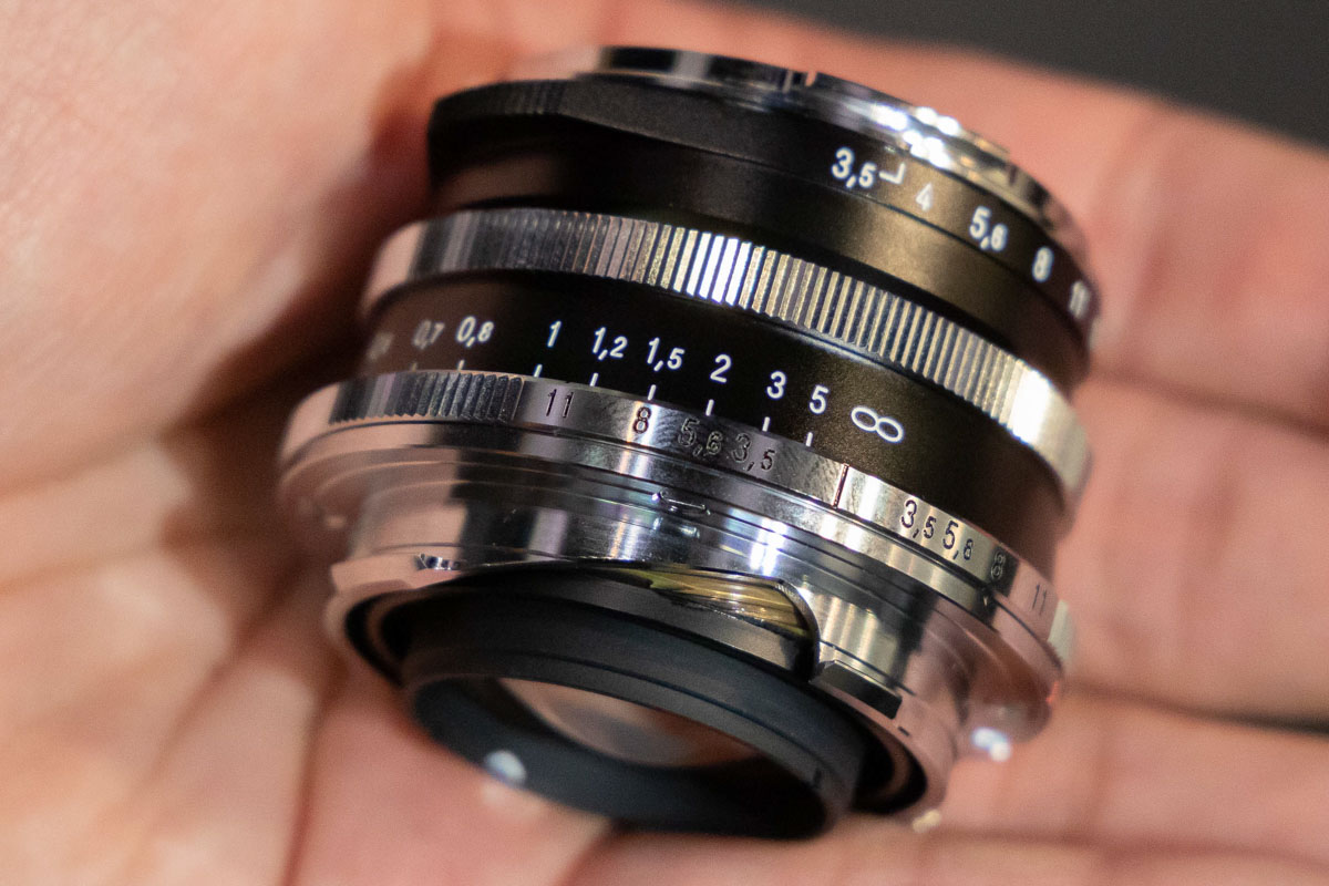 Đang tải Voigtländer-Color-Skopar-21mm-f3.5-lens-for-Leica-M-mount2.jpg…