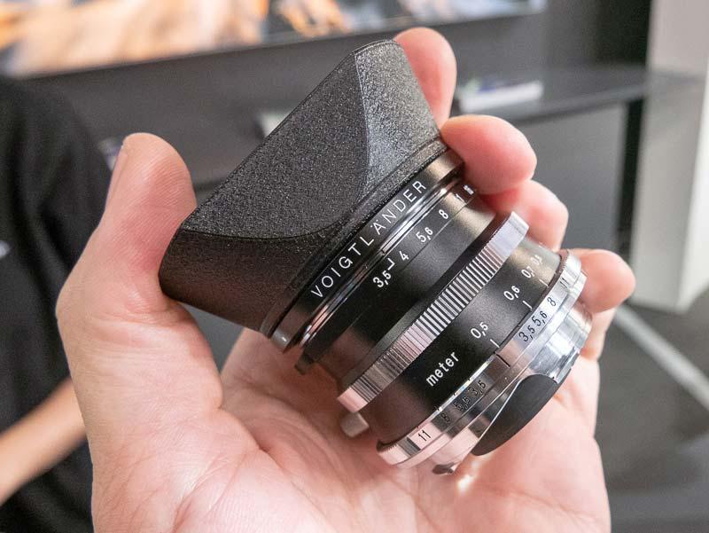 Đang tải Voigtländer-Color-Skopar-21mm-f3.5-lens-for-Leica-M-mount2-1.jpg…