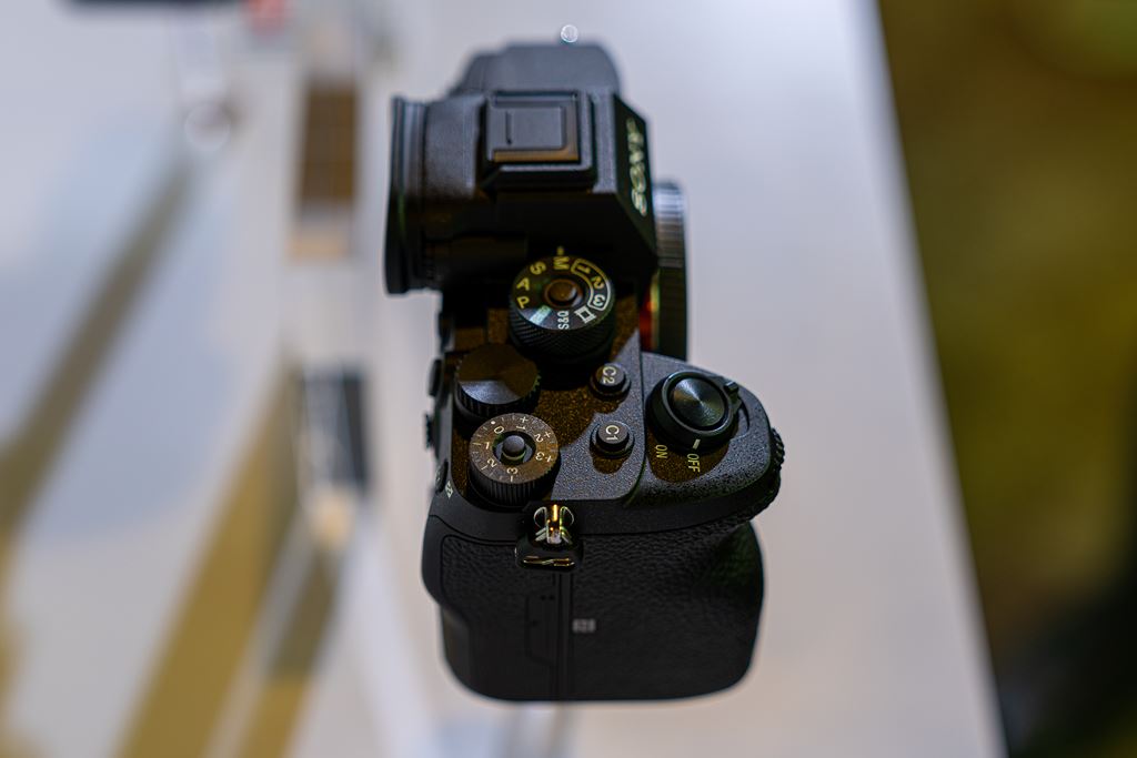Cận cảnh Sony A7R IV: đầm tay, nhanh và mạnh hơn ảnh 4